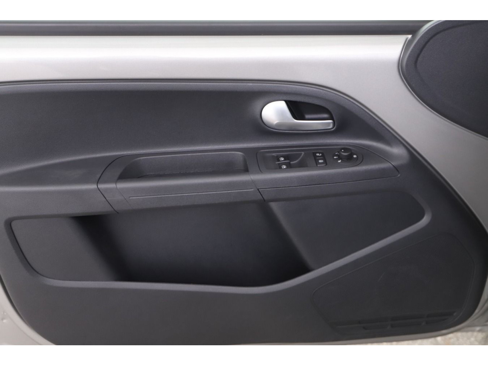 Volkswagen - e-up!_12